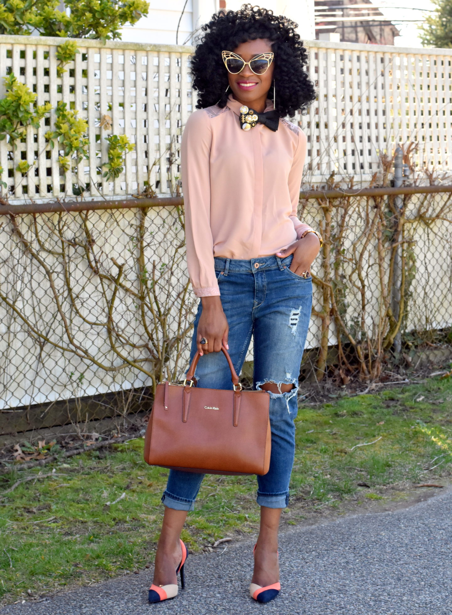 Ripped jeans + embellished bow tie - VERSICOLOR CLOSET